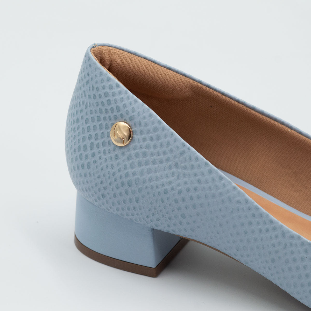 Orégano pump - close-up detail view scale capri leather comfortable