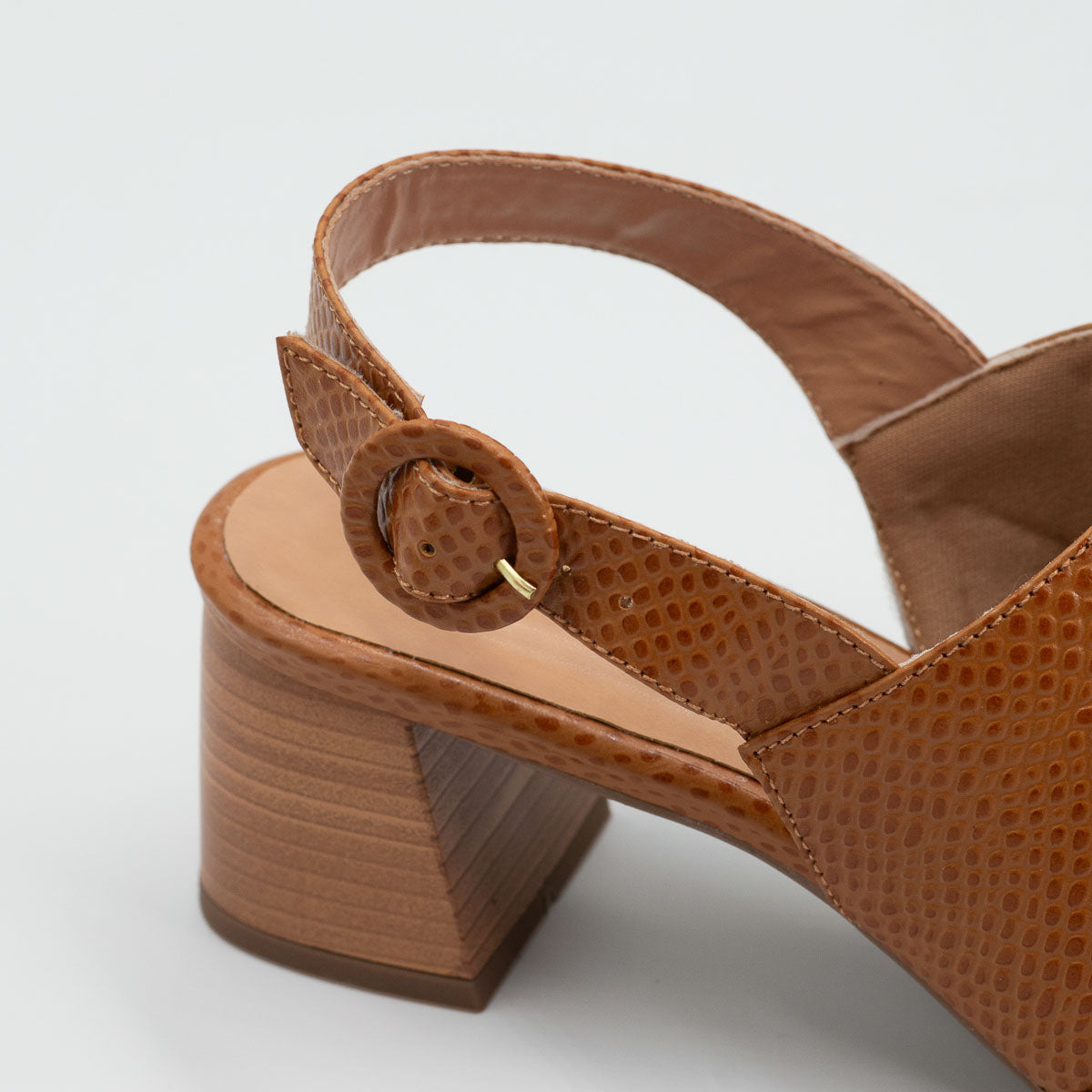 Terraloom Jasmim sandal - close-up detail view scale whiskey leather