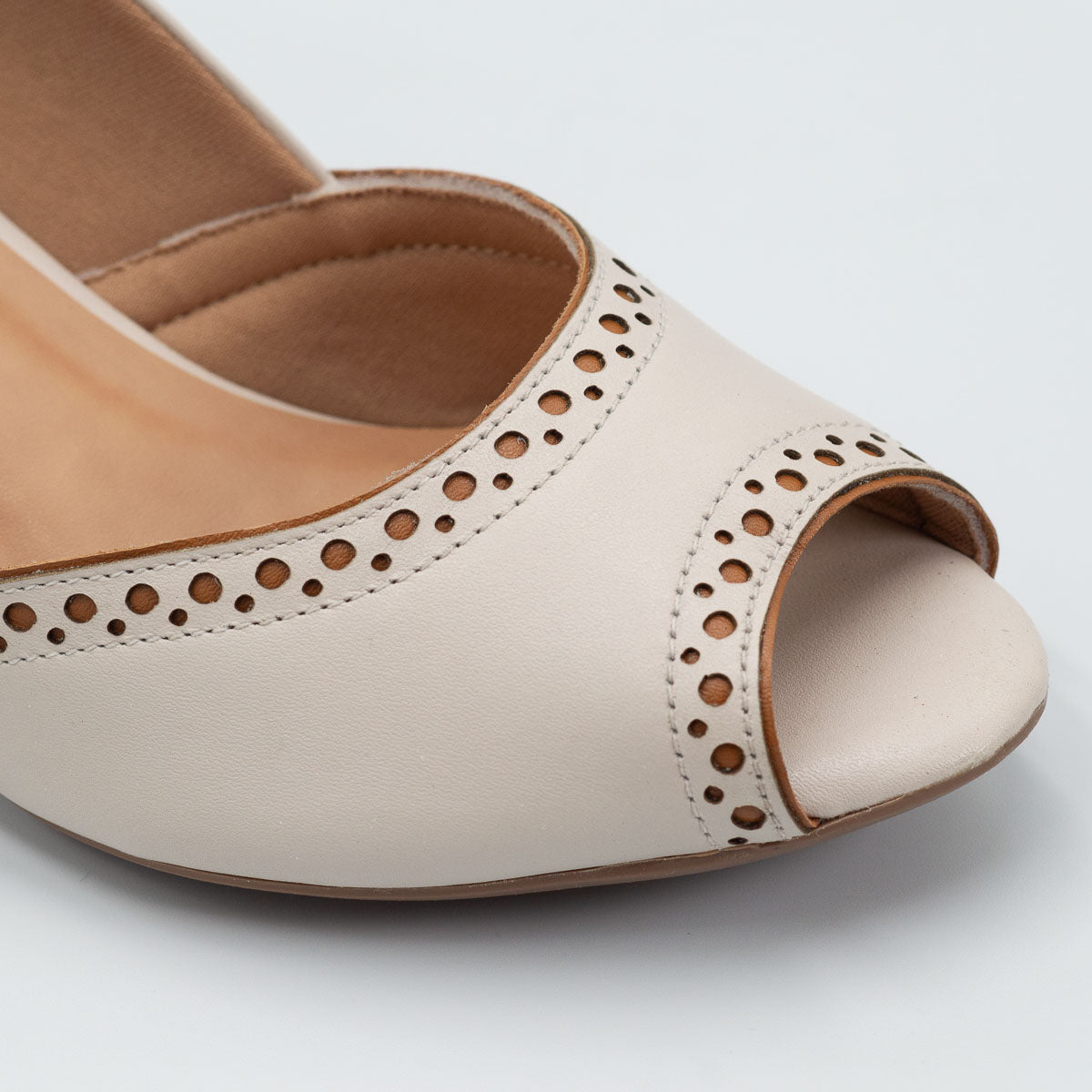 Terraloom Urucum pump - close-up detail view vegetal off-white leather