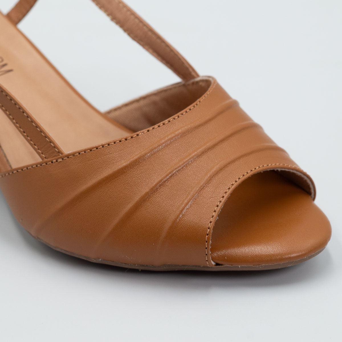 Orquídea sandal - close-up detail view vegetal whiskey leather comfortable