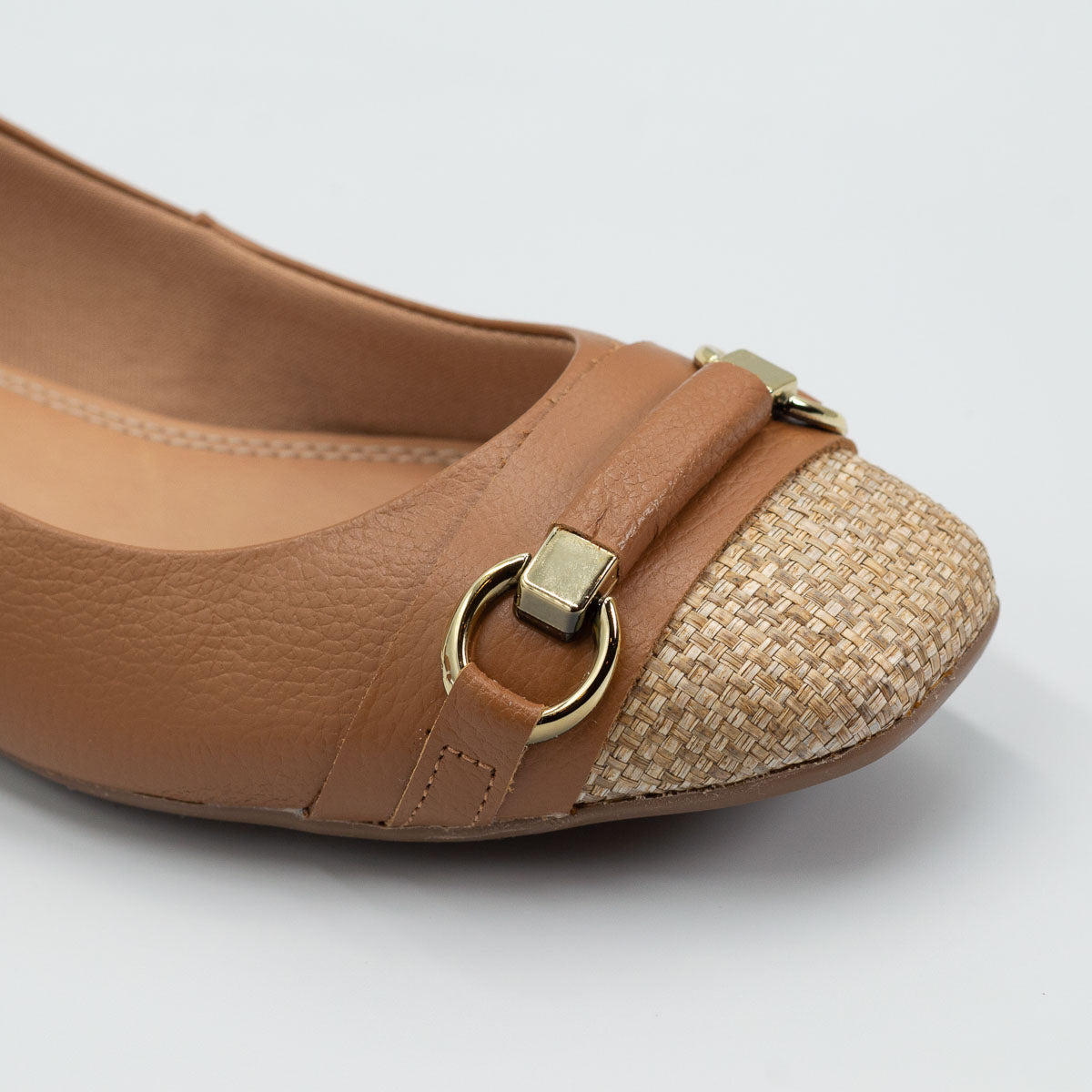 Terraloom Cupuaçu flat - close-up detail view floater caramel leather