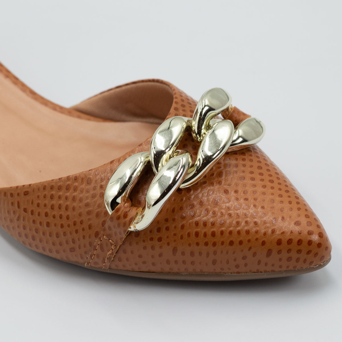 Terraloom Jambo pump - close-up detail view scale whiskey leather